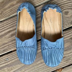 chocolate blu comfortable shoes. 7.5 size light blue
